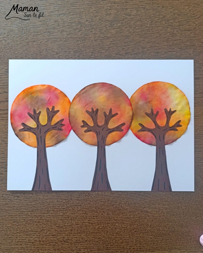 Créer une forêt et des arbres d'automne avec des filtres à café : activité créative, peinture et manuelle - Découpage de cercles dans les filtres à café - Gribouillage avec des feutres et pulvérisation d'eau sur les filtres à café - Couleurs automnales se mélangent pour créer des dégradés - Découpage et collage de papier pour les troncs - Dessins et graphismes - Couleurs chaudes et automnales - Bricolage et décoration DIY et facile - Bricolage Fait maison, décoration - Thème Forêts, Arbres, feuilles mortes, automne - Bricolage sympa et facile - Arts visuels Maternelle et cycle 2 - Maternelle et élémentaire - Créativité - Cycle 1 ou 2 - tutoriel photos et vidéo - mslf