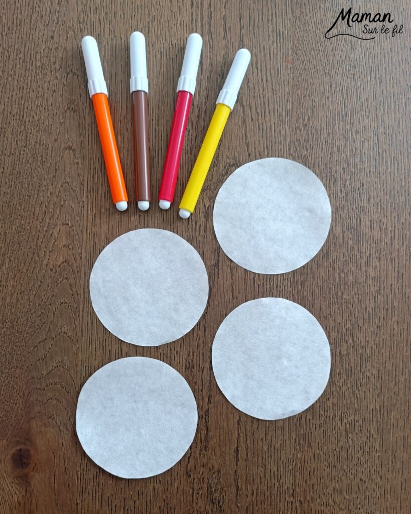 Créer une forêt et des arbres d'automne avec des filtres à café : activité créative, peinture et manuelle - Découpage de cercles dans les filtres à café - Gribouillage avec des feutres et pulvérisation d'eau sur les filtres à café - Couleurs automnales se mélangent pour créer des dégradés - Découpage et collage de papier pour les troncs - Dessins et graphismes - Couleurs chaudes et automnales - Bricolage et décoration DIY et facile - Bricolage Fait maison, décoration - Thème Forêts, Arbres, feuilles mortes, automne - Bricolage sympa et facile - Arts visuels Maternelle et cycle 2 - Maternelle et élémentaire - Créativité - Cycle 1 ou 2 - tutoriel photos et vidéo - mslf