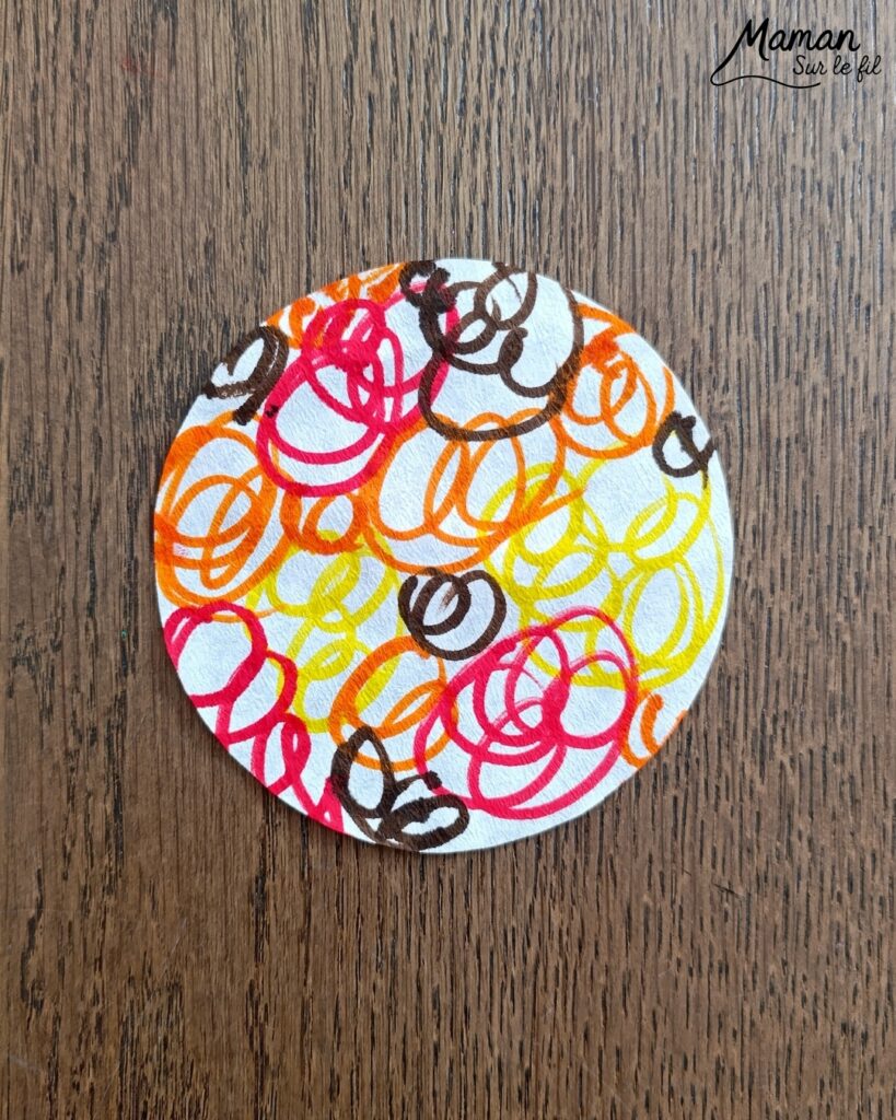 Créer une forêt et des arbres d'automne avec des filtres à café : activité créative, peinture et manuelle - Découpage de cercles dans les filtres à café - Gribouillage avec des feutres et pulvérisation d'eau sur les filtres à café - Couleurs automnales se mélangent pour créer des dégradés - Découpage et collage de papier pour les troncs - Dessins et graphismes - Couleurs chaudes et automnales - Bricolage et décoration DIY et facile - Bricolage Fait maison, décoration - Thème Forêts, Arbres, feuilles mortes, automne - Bricolage sympa et facile - Arts visuels Maternelle et cycle 2 - Maternelle et élémentaire - Créativité - Cycle 1 ou 2 - tutoriel photos et vidéo - mslf