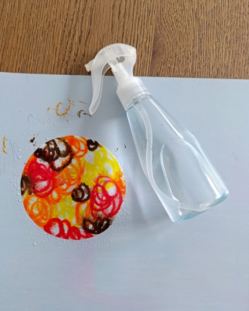 Créer une forêt et des arbres d'automne avec des filtres à café : activité créative, peinture et manuelle - Découpage de cercles dans les filtres à café - Gribouillage avec des feutres et pulvérisation d'eau sur les filtres à café - Couleurs automnales se mélangent pour créer des dégradés - Découpage et collage de papier pour les troncs - Dessins et graphismes - Couleurs chaudes et automnales - Bricolage et décoration DIY et facile - Bricolage Fait maison, décoration - Thème Forêts, Arbres, feuilles mortes, automne - Bricolage sympa et facile - Arts visuels Maternelle et cycle 2 - Maternelle et élémentaire - Créativité - Cycle 1 ou 2 - tutoriel photos et vidéo - mslf