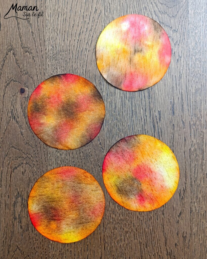 Créer une forêt et des arbres d'automne avec des filtres à café : activité créative, peinture et manuelle - Découpage de cercles dans les filtres à café - Gribouillage avec des feutres et pulvérisation d'eau sur les filtres à café - Couleurs automnales se mélangent pour créer des dégradés - Découpage et collage de papier pour les troncs - Dessins et graphismes - Couleurs chaudes et automnales - Bricolage et décoration DIY et facile - Bricolage Fait maison, décoration - Thème Forêts, Arbres, feuilles mortes, automne - Bricolage sympa et facile - Arts visuels Maternelle et cycle 2 - Maternelle et élémentaire - Créativité - Cycle 1 ou 2 - tutoriel photos et vidéo - mslf
