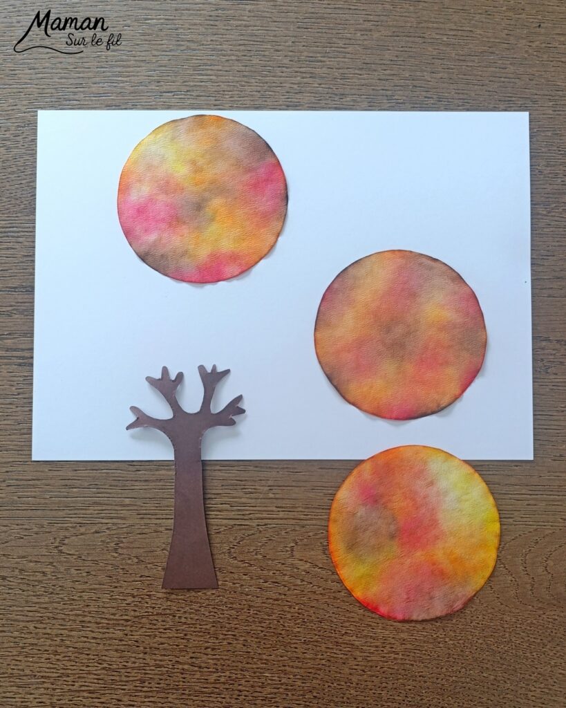 Créer une forêt et des arbres d'automne avec des filtres à café : activité créative, peinture et manuelle - Découpage de cercles dans les filtres à café - Gribouillage avec des feutres et pulvérisation d'eau sur les filtres à café - Couleurs automnales se mélangent pour créer des dégradés - Découpage et collage de papier pour les troncs - Dessins et graphismes - Couleurs chaudes et automnales - Bricolage et décoration DIY et facile - Bricolage Fait maison, décoration - Thème Forêts, Arbres, feuilles mortes, automne - Bricolage sympa et facile - Arts visuels Maternelle et cycle 2 - Maternelle et élémentaire - Créativité - Cycle 1 ou 2 - tutoriel photos et vidéo - mslf